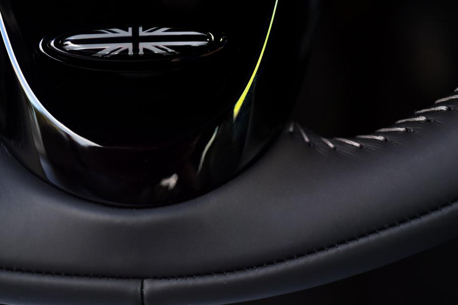 Детали интерьера Mini Cooper SE (F56) 2020 года  (NA) (фото 317 из 342)